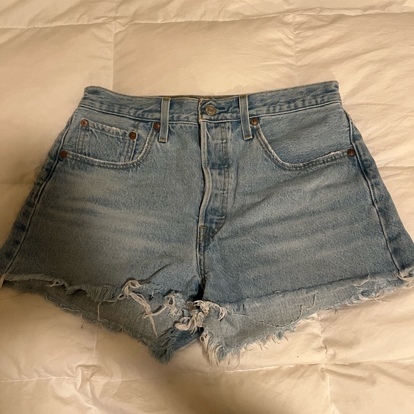 LEVI’S DENIM SHORTS - Picture 2 of 6